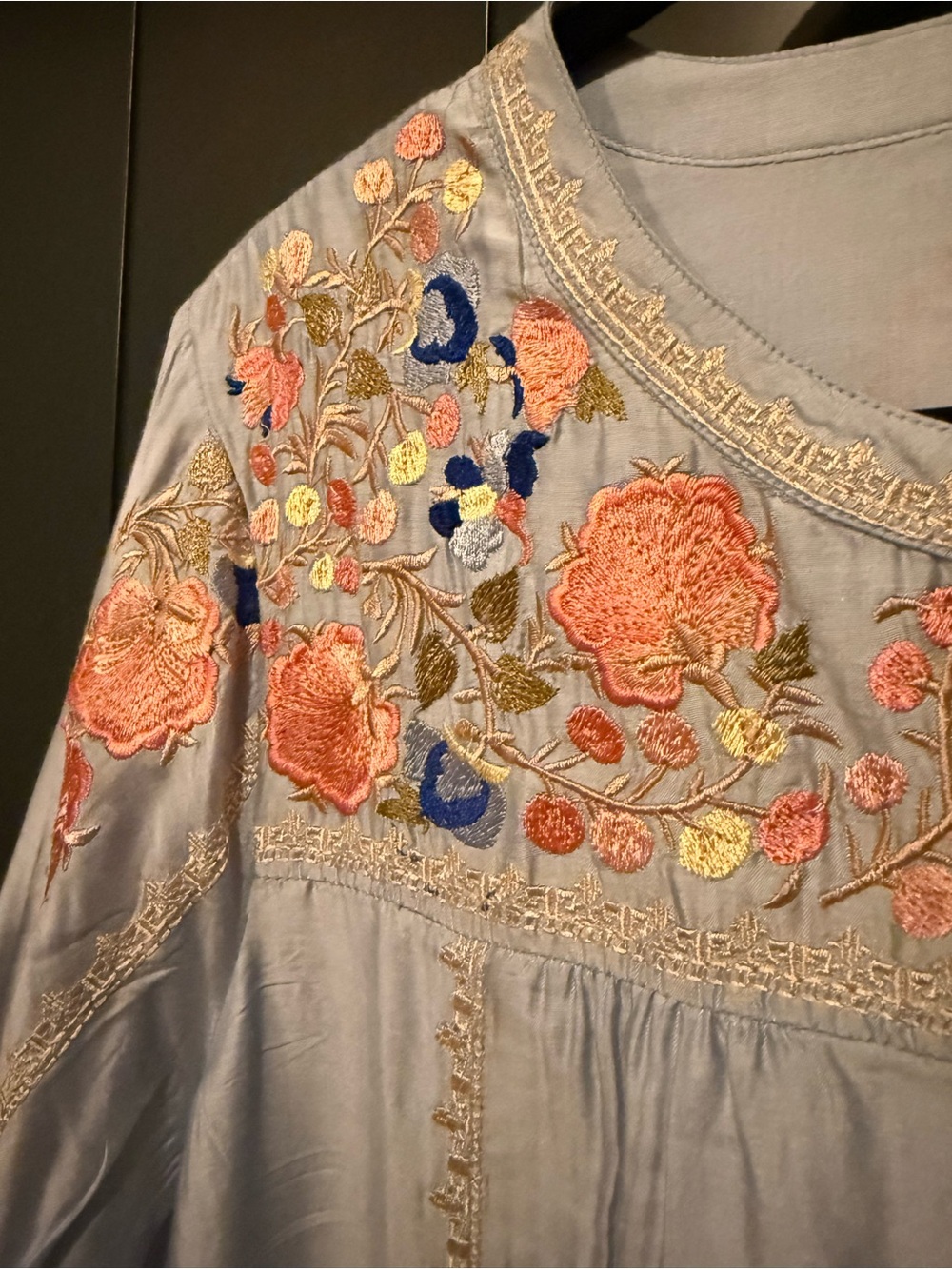 🪷 Sundance Women’s Silk-Blend Light Blue Embroidered Floral Peasant Top - Picture 4 of 13